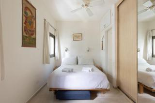 Cozy 3BR Apt w Big Windows 5 Min Walk From Beach - 7