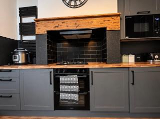 Vicarage 374, Historic 3-Bed 3 bedrooms with Parking - 4