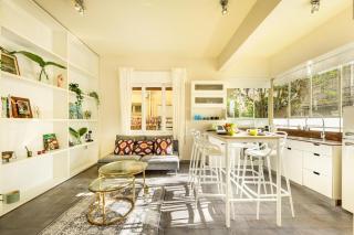 Serene Retreat with Lush Garden - 9