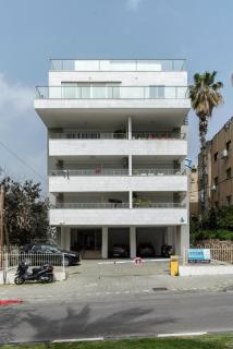 Modern 2BR Apt w Private Parking in City Center - 2