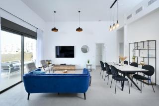 Modern 4BR Garden Apartment with Private Balcony - 9