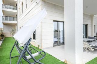 Modern 4BR Garden Apartment with Private Balcony - 5