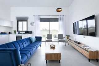 Modern 4BR Garden Apartment with Private Balcony - 4