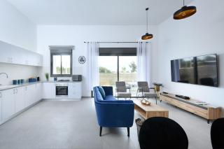 Modern 4BR Garden Apartment with Private Balcony - 3