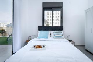 Modern 4BR Garden Apartment with Private Balcony - 1