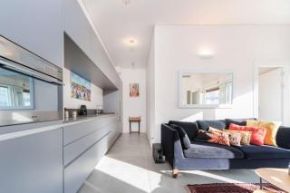 Mamad Bright Apt w Balcony 10min Walk from Beach - 6