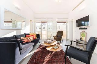 Mamad Bright Apt w Balcony 10min Walk from Beach - 4