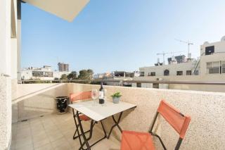 Mamad Bright Apt w Balcony 10min Walk from Beach - 9