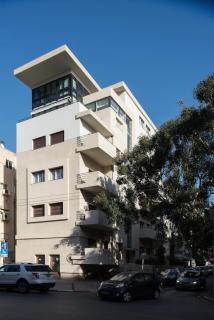 Mamad Bright Apt w Balcony 10min Walk from Beach - 1