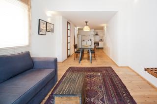 Stylish Apt w Charming Balcony in the Very Center - 4