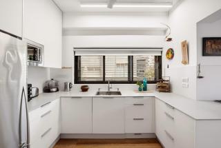 Large Classic Apartment in the Heart of Tel Aviv By Sea N Rent - 8