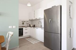 Bright Spacious Stay with Private Skyline Balcony - 8