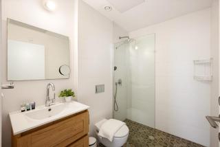 Bright Spacious Stay with Private Skyline Balcony - 6