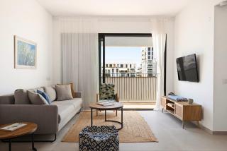 Bright Spacious Stay with Private Skyline Balcony - 7