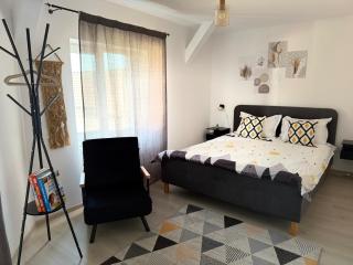 Cozy Chick Studio at Jokai Apartments - 0