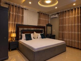 Spacious 3BR Apartment with Pool - 6