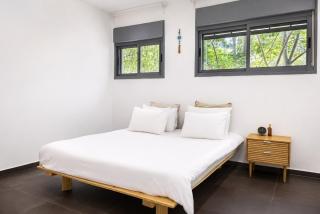 Bright Garden View Apartment Near the Beach - 7