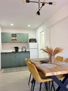 Cozy Chick Studio at Jokai Apartments - 2
