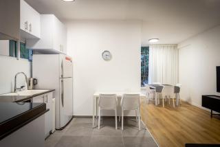 Cozy 1-Bedroom Retreat in Tel Aviv - 2
