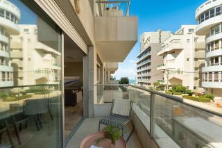 Gordon Beach Bright Spacious Stay - 9