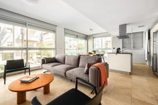Gordon Beach Bright Spacious Stay - 4