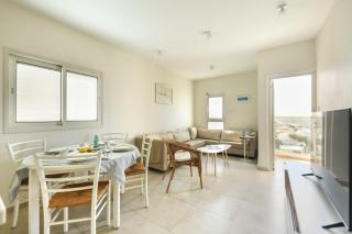 Skyline 1BR Apartment with City and Sea View - 7