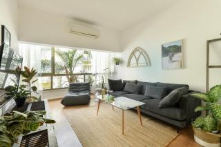 Cozy Green Oasis 2BR Apt a 3 Min Walk from Beach - 0