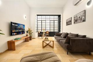 Modern-Rustic Haven in the City - 4