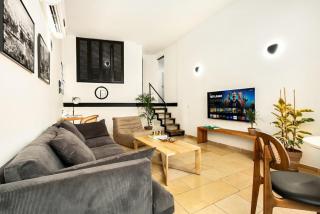 Modern-Rustic Haven in the City - 8