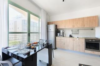 Mamad Elegant Sea-View Apt w Mamad by Sea N Rent - 2