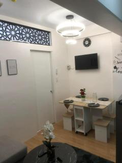 Crestview Suites at Royal Ocean Crest Mactan near Airport-Spacious 1 Bedroom with Balcony&Pool View - 7