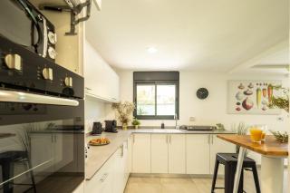 Modern 2BR Apartment Near Baháʼí Gardens Haifa - 9