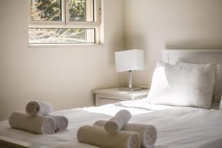 Chic 2BR Apt w Large Windows in Tel Aviv Old North - 3