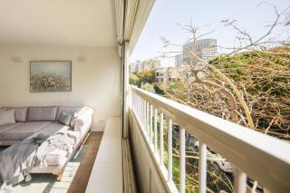 Chic 2BR Apt w Large Windows in Tel Aviv Old North - 6