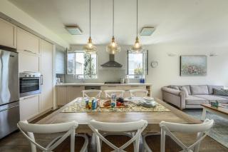 Chic 2BR Apt w Large Windows in Tel Aviv Old North - 7