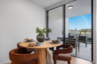 Fortitude Valley Hideaway - 2BR Apartment with Balcony & 2 Free Car Bays - 4