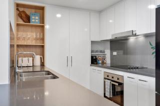 Fortitude Valley Hideaway - 2BR Apartment with Balcony & 2 Free Car Bays - 6