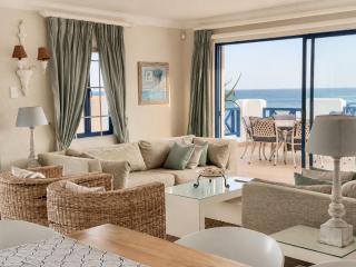 Le Paradis Beachfront Apartment - 9