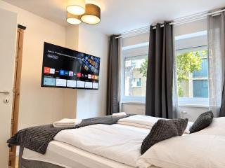 Modern 1BR & 1LR Apt, Terrace -9 Min to City Center - 9