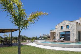 Revi Villa - Elegant Villa with Private Pool - 0