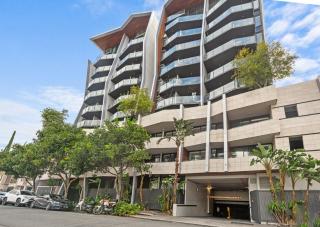 3BDR Lifestyle Stay Near Dining Shops and River - 0