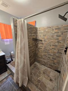 Stylish 2-BR Apt Near Ogle Airport & Malls - 8