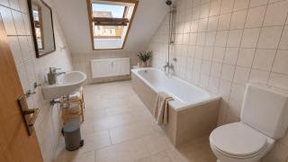 zentrale Lage - Apartment mit 6 Einzellbetten Boxspring, Wohnzimmer, Essbereich, WIFI, Smart TV, Küche, 24h Check-In - 1
