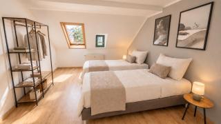 zentrale Lage - Apartment mit 6 Einzellbetten Boxspring, Wohnzimmer, Essbereich, WIFI, Smart TV, Küche, 24h Check-In - 0