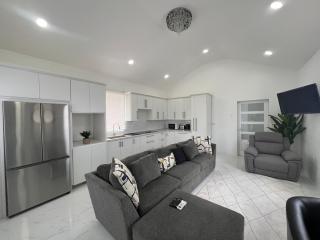 Modern 1BR Apt 7 Min to Scarborough PortTerminal - 0