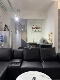 Modern suite at Maboneng with Wi-Fi & SmartTV - 4