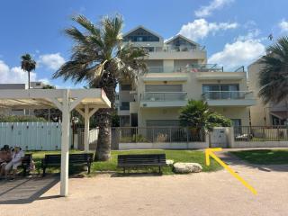 Seafront Penthouse - 3 Bdrms W Mamad - 6