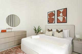 Silkhaus NEW Luxurious 1BR in Yas Golf Collection - 1