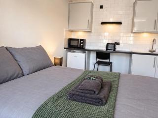 F2 Mini studio Rainham, Contractors, Parking, WIFI - 3