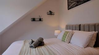 Premium 5BR Home Parking Long Term Stays - 9